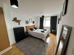 Postel nebo postele na pokoji v ubytování Bright and cosy 1 bed flat next to Tower Bridge