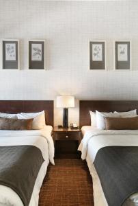ein Hotelzimmer mit 2 Betten und einer Lampe in der Unterkunft Banff Inn in Banff