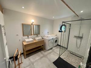 a bathroom with two sinks and a washing machine at Le Grenier d'Ouilly au cœur du Pays d'Auge - Gîte avec piscine à 20 min des plages in Ouilly-le-Vicomte