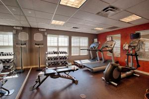 un gimnasio con 2 cintas de correr y elípticas en una habitación en Residence Inn Neptune at Gateway Center en Neptune City