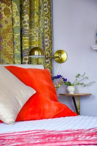 een slaapkamer met een rode deken op een bed bij The Waldoboro Inn Room 5 in Waldoboro