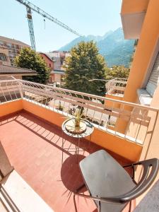 een balkon met een tafel en stoel in een gebouw bij 583slm in Aosta