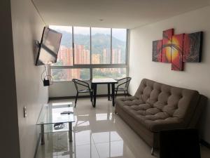 a living room with a couch and a table at Apartamento relajante , exclusivo, moderno e iluminado ,Sabaneta ,Medellín in Sabaneta