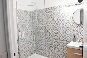 een badkamer met een douche, een toilet en een wastafel bij Appartement 4 Chambres in Champigny-sur-Marne