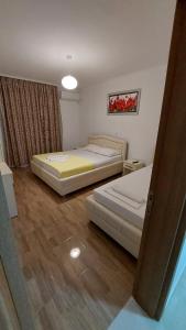 sypialnia z 2 łóżkami w pokoju w obiekcie Rinia Apartments w Ulcinju