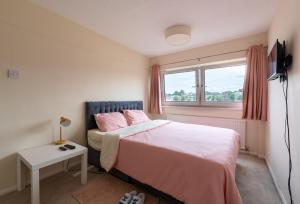 una camera con letto e finestra di Professional House a Kent