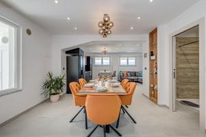 een eetkamer en een woonkamer met een tafel en stoelen bij Luxury apartment on the beach in Trogir