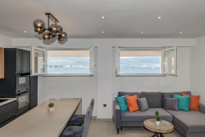 een woonkamer met een bank en een tafel bij Luxury apartment on the beach in Trogir