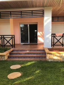 een veranda aan de voorzijde van een huis met een patio bij BOUZNIKA BAY COUNTRY CLUB in Bouznika