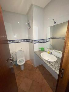 een badkamer met een toilet en een wastafel bij BOUZNIKA BAY COUNTRY CLUB in Bouznika