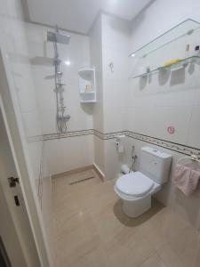 アリアナにあるAgreable Appartement Ennasr 2の白いバスルーム(トイレ、シャワー付)
