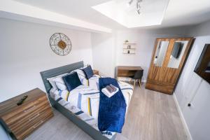 ein Schlafzimmer mit einem Bett und einer Kommode darin in der Unterkunft Modern Studios with Ensuite, Separate Kitchen, and Prime Location in St Helen Apt 2 in Saint Helens