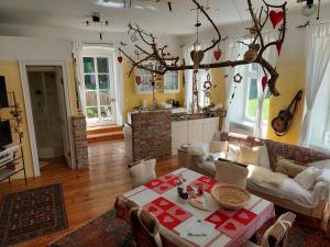 ein Wohnzimmer mit einem Sofa und einem Tisch in der Unterkunft Romantik-Villa LebensART in Reichenfels