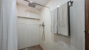 Um banheiro em Apartamento Base Aragua con planta eléctrica