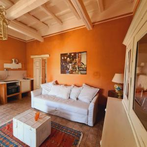 マルサラにあるVilla Ireneの白いソファとオレンジ色の壁が備わるリビングルーム