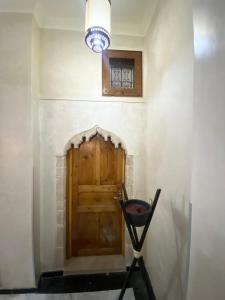 Habitación con puerta de madera en la pared en RIAD LALLA ZINEB en Rabat