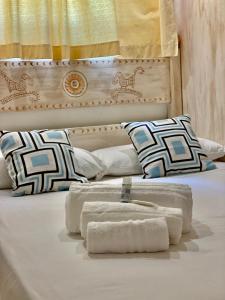 een bed met twee bedden en handdoeken erop bij Oasi Verde Acqua - Country Porto Rotondo in Porto Rotondo