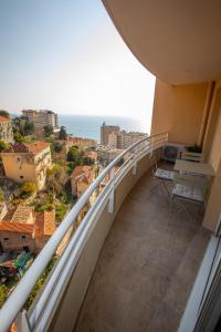 Zdjęcie z galerii obiektu Somptueux deux pièces vue mer + parking w mieście Beausoleil