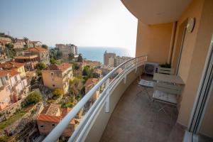 Zdjęcie z galerii obiektu Somptueux deux pièces vue mer + parking w mieście Beausoleil