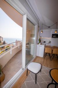 een kamer met een balkon met uitzicht op de oceaan bij Somptueux deux pièces vue mer + parking in Beausoleil