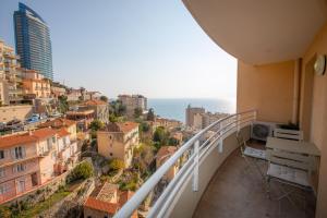Zdjęcie z galerii obiektu Somptueux deux pièces vue mer + parking w mieście Beausoleil