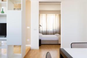 een slaapkamer met een wit bed en een raam bij Casa vacanze Vistamare in Marinella di Sarzana
