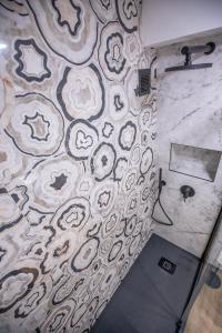 a bathroom with a wall with drawings on it at Somptueux deux pièces vue mer + parking in Beausoleil +48 photos
