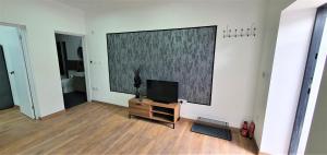 ein Wohnzimmer mit einem Flachbild-TV an der Wand in der Unterkunft The Luxe Flat No 4, Mansfield, in Mansfield