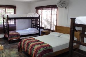 a room with two bunk beds and a bed at Ayenda Casa 12 in Santa Marta