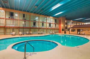 Bazén v ubytování Red Roof Inn Lubbock nebo v jeho okolí