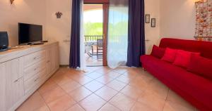 - un salon avec un canapé rouge et une télévision dans l'établissement Casa Bados, à Olbia