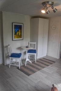 a dining room with a table and two chairs at Bieber`s Gästezimmer 