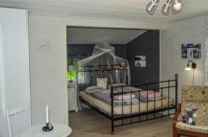 um quarto com uma cama de dossel em Bieber`s Gästezimmer 
