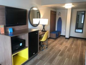 瓦恩蘭的住宿－葡萄園戴斯汽車旅館，酒店客房配有书桌和电视,房间配有书桌。