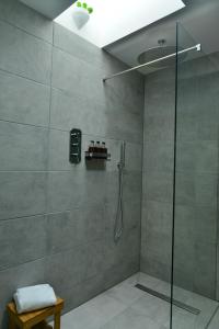 y baño con ducha y puerta de cristal. en Scottish countryside Bothy, en Arbroath