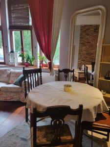 salon ze stołem i kanapą w obiekcie Charlotte Apartment w Tarnowie