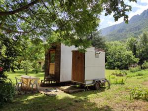 a tiny house in a field with a table at Tiny House Lapradelle-Puilaurens in Puilaurens