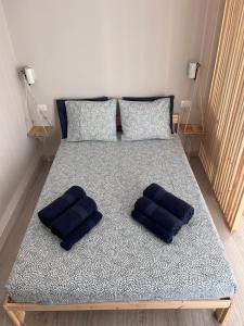コラレホにあるCasa Brisa Marinaのベッド1台(青い枕2つ付)
