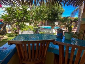 uma mesa com uma toalha de mesa azul e algumas plantas em Casalina Garden 2 blocks to Palm Beach & Kitesurfing school em Palm-Eagle Beach