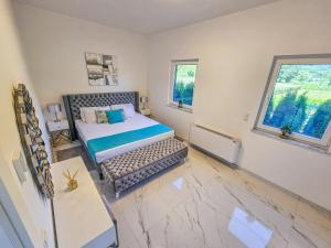 sypialnia z łóżkiem i dużym oknem w obiekcie Villa UNA LUX w mieście Bihać