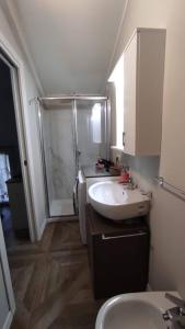 La salle de bains est pourvue d'un lavabo, de toilettes et d'une douche. dans l'établissement Luminoso Bilocale zona Tibaldi Bocconi, à Milan