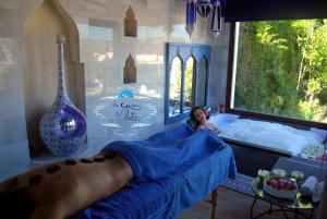 een vrouw in een bad in een kasteelkamer bij Casa privada para dos con Jacuzzi y Piscina Málaga in Alora