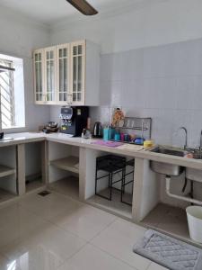 Kuchyň nebo kuchyňský kout v ubytování Landed Corner-Lot Townhouse Homestay GG Greenwood Gombak