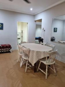 Fotografie z fotogalerie ubytování Landed Corner-Lot Townhouse Homestay GG Greenwood Gombak v destinaci Batu Caves
