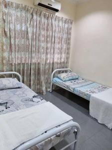 Postel nebo postele na pokoji v ubytování Landed Corner-Lot Townhouse Homestay GG Greenwood Gombak