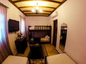 TV a/nebo společenská místnost v ubytování Riad Arabic House & Spa