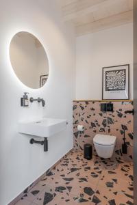 uma casa de banho com um WC, um lavatório e um espelho. em Ferienhaus MOSELLODGE em Enkirch