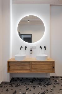 a bathroom with two sinks and a mirror at Ferienhaus MOSELLODGE in Enkirch