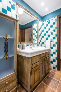 bagno con lavandino e specchio di SARREN VILLA POOL by Urdaibai Rentals a Bermeo