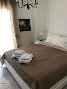 een slaapkamer met een bed met handdoeken erop bij Iraklitsa Bay View in Iraklitsa